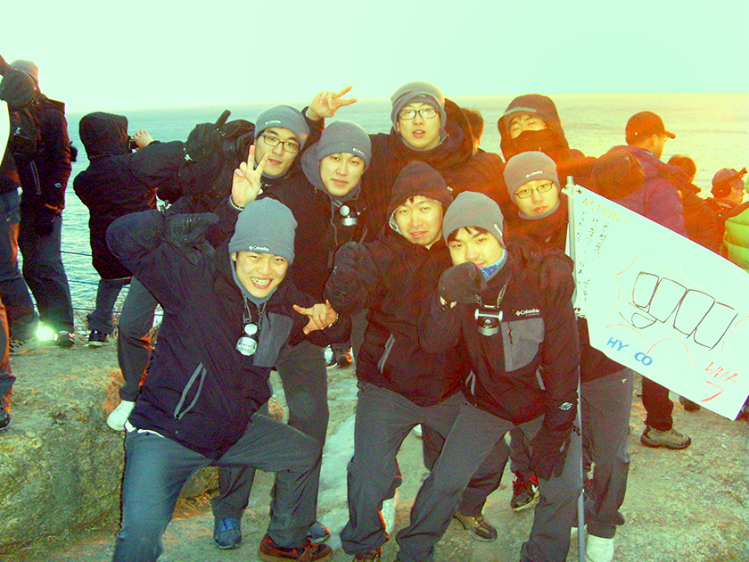 야간종주의 끝 하조대에서 일출을 함께 맞은 팀원들과의 기념사진(앞줄 왼쪽 한충석 사우)