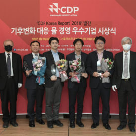 회사는 지난 4월 글로벌 CDP(Carbon Disclosure Project, 탄소정보공개프로젝트) 한국위원회 주최로 서울 웨스틴조선호텔에서 열린 ‘기후변화 대응·물 경영 우수기업 시상식’에서 탄소경영 원자재 섹터 아너스 상을 수상했다.